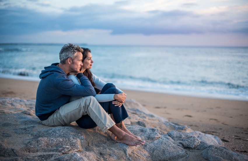 un couple à la plage