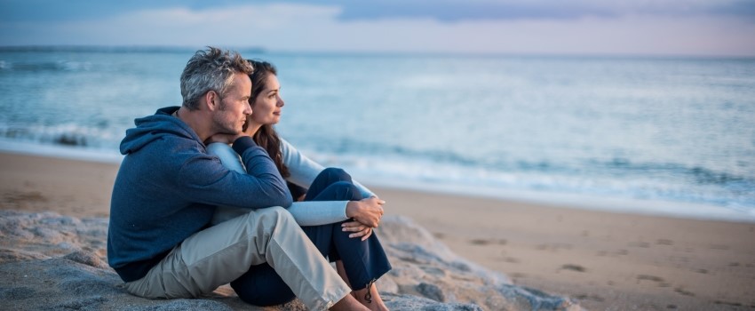 un couple à la plage