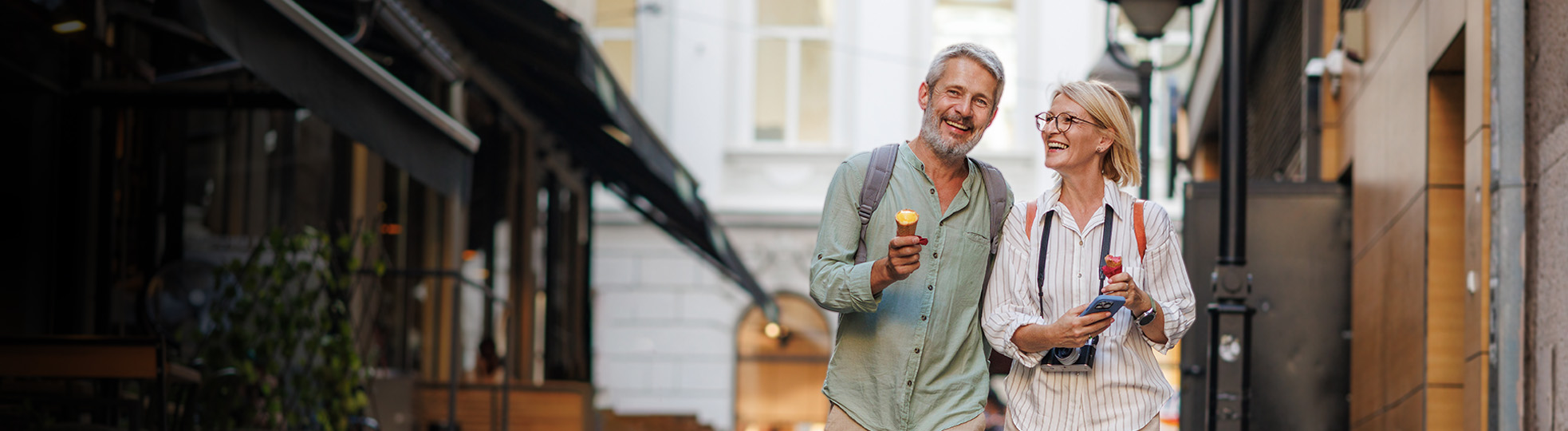 couple marchand dans une ville en europe